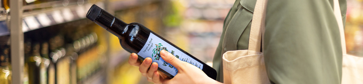 Käuferin mit Öl-Flasche in der Hand